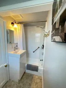 Bachelor Suite in Heritage Manor, Fairfield - Image 2