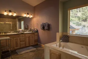 🌟 Spacieux 5 chambres, 3400 pieds carrés avec deux suites avec lit King, privé - Image 3
