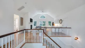 NEUE LISTE: COLONIAL COMPOUND MIT ÜBERGRÖSSEN WOHNZIMMERN, GYM UND ARCADE ROOM IN DER NÄHE DES SOUTHAMPTON VILLAGE - Image 3