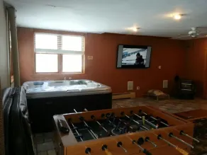 Stor modern stuga med bubbelpool i underskog - Image 2