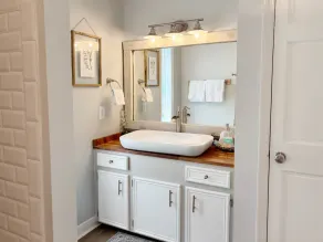 Historic Farmhouse King Master near DT, USC, Ft. J! Pets! - Image 3