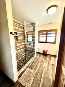 Three-bedroom house with views, decks, golf cart and home gym! - Image 4