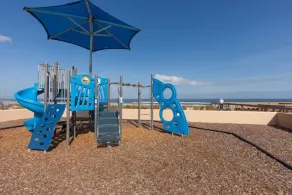 Détendez-vous près de la piscine communautaire et marchez jusqu'à la plage - Image 4