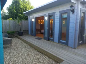 Scrummy Cabin - Deluxe with courtyard view - Image 4