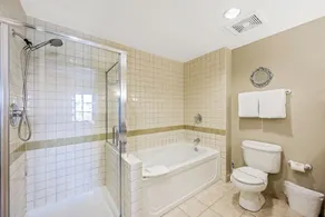 Komplet udsigt over søen og poolen!  2 Bed / 2bath 30 minutter til strimlen - Image 2