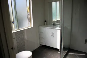 4 Bedroom 2 Bathroom Elevated & Modern Home - Sweeping views + Free Wifi! - Image 2