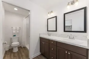 561l Stunning Home, Pool Access, Garage Parking! - Image 2