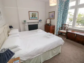 2 YORK HOUSE, family friendly, character holiday cottage in Dartmouth - Image 5