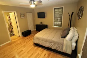 Enjoy Urban Living at our Steel City Getaway! - Image 5