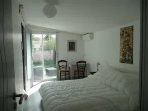 Independent villa with garden and swimming pool area near downtown - Image 4