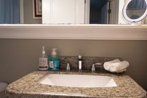 Prime downtown location, luxury condo getaway  - Image 5