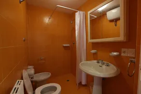 Room with private bathroom in Villa - Image 4