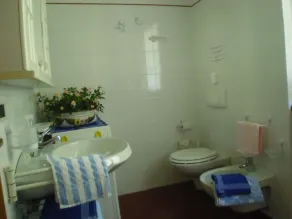 Lys lejlighed med spektakulær udsigt over søen og haven - gratis trådløs internetadgang. - Image 3