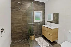Modern character cottage 10 minutes to Mount Gambier on picturesque small farm - Image 4