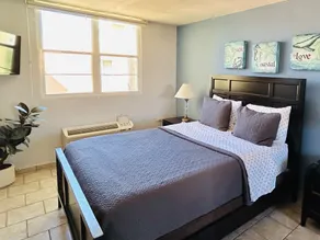 Brenda's Sun-Kissed Ocean View Rooftop Beachfront Penthouse Condo 2,250 sq ft - Image 2