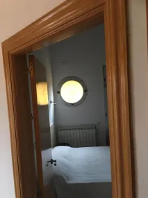 Stor privat pool, helt nybygget køligt luftigt fladt, haver, parkering, WiFi - Image 3