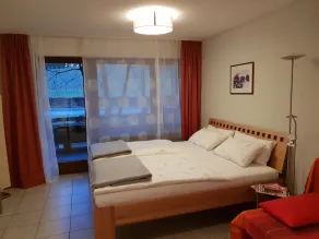 Attraktiv lägenhet med en stor säng för en god natts sömn - Image 3