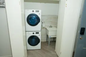 It's an Experience (IAE)Homes :Luxury Apt close to all the hot spots in Kingston - Image 3