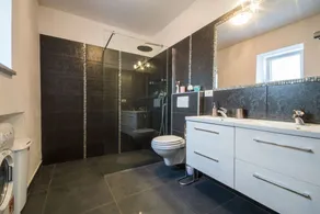 Fully fenced, pet-friendly, ideal for families - Image 4