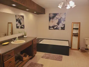 Creekside Valley: secluded, spacious home for 8! - Image 2