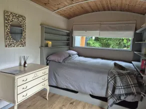 Sheperd's Hut Sleeps 2 with Hot Tub and Garden - Image 3