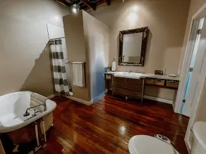 Downtown loft apartment with excellent views, furnishings and location on square - Image 5