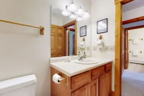 Inviting ski-in/ski-out condo - free WiFi, gas fireplace & free ski shuttle - Image 5