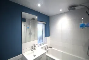 3 Bedroom House - Parking - Wifi - Fully Refurbished Throughout - New Kitchen & Bathroom - Image 3
