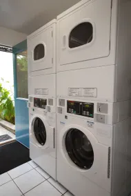 Cool Classic Studio Apartment H - Includes Weekly Cleanings w Linen Change - Image 2