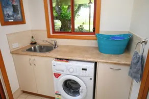 COSY ACCOMMODATION  located in the main street CENTRAL to shops and CAFES - Image 2