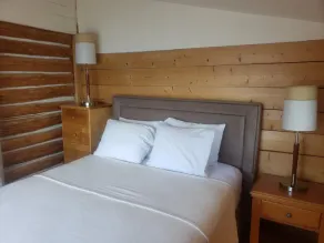 Cabane en rondins paisible avec plage SW exposition WIFI et télévision par câble et foyer - Image 3