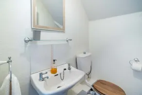 3 BR Central Cowes, Sleeps 8, Sea Views, free parking, ferry voucher LONG TERM DEALS AVAILABLE - Image 5