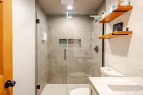 Der Steiermark Unit 108 - Cozy King Studio Off Main St & Peak 9 Base w AC, Balcony, Shared Hot Tub & Free Parking - No Fireplace - Image 4