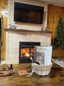 Cozy Secluded Lakefront Chalet With Hottub & Mountain Views  - Image 4