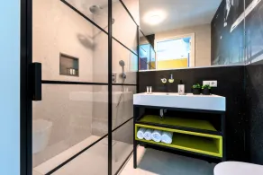 Découvrez le design unique inspiré de De Stijl de Nelly van Doesburg dans cette suite abordable et élégante au centre de Tilburg. Un choix judicieux pour les voyageurs qui apprécient un Wi-Fi rapide, le confort et un emplacement central. - Image 2