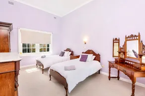 Normanville, large historic three bedroom home - Image 5