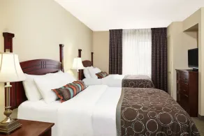 Great Suite Near Airport | Free Breakfast + Pool - Image 4