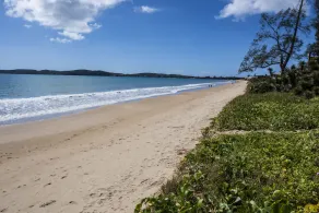 House with pool and beachfront access. - Image 3
