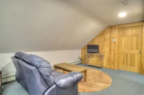 Oquossoc Suite #7 | Upstairs Suite - Image 4