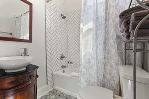 2BD In Heart of Mid CIty | 2 Blocks off Street Car - Image 5