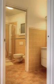 Apartment in villa, sea front, sleeps 6 double services - Image 3