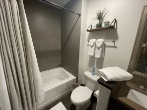 Luxury Top Floor Condo 5 min from Magic Mountain in a resort style gated complex - Image 2