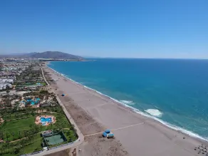 Soleado apartamento con balcón con vistas al mar, la playa y orientado al sur - Image 4