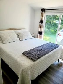 Entire lakeside cottage with 6 person hot tub - Image 5