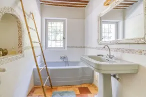 “A discreet retreat, perfect for refined holidays in complete privacy.” - Image 3