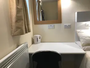 Double Room, own front door on high street - Image 5