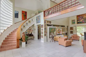 Spacious Art-Deco  Guest House - Image 2