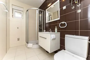 Summer Breeze Pool Apartments - Image 2
