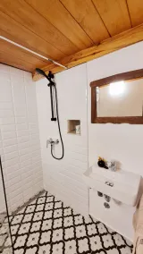 Completely renovated small stone house with sea view near Split - Image 4