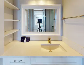 Sleek & Modern 32nd Floor Condo at the Waikiki Banyan - Free parking! - Image 5